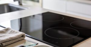 Czym wyczyścić płytę indukcyjną? Domowe sposoby i praktycznych porad zestaw