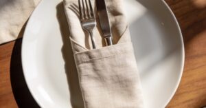 Sztućce na stole w serwetce: jak złożyć elegancką kieszonkę obiadową?