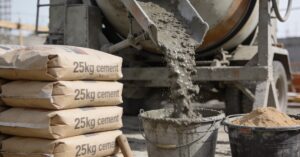 Ile cementu na m3 betonu B20 potrzeba? Poradnik: worek na 1 m3 betonu