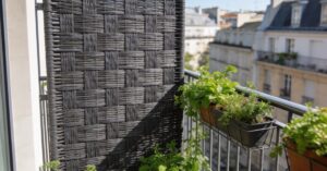 Jak osłonić balkon w bloku? Czym zapewnić sobie prywatność od sąsiadów?