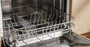 Czyszczenie zmywarki octem: poznaj domowe sposoby na czyste wnętrze