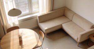 Mały salon z narożnikiem i stołem: jak urządzić funkcjonalną aranżację?
